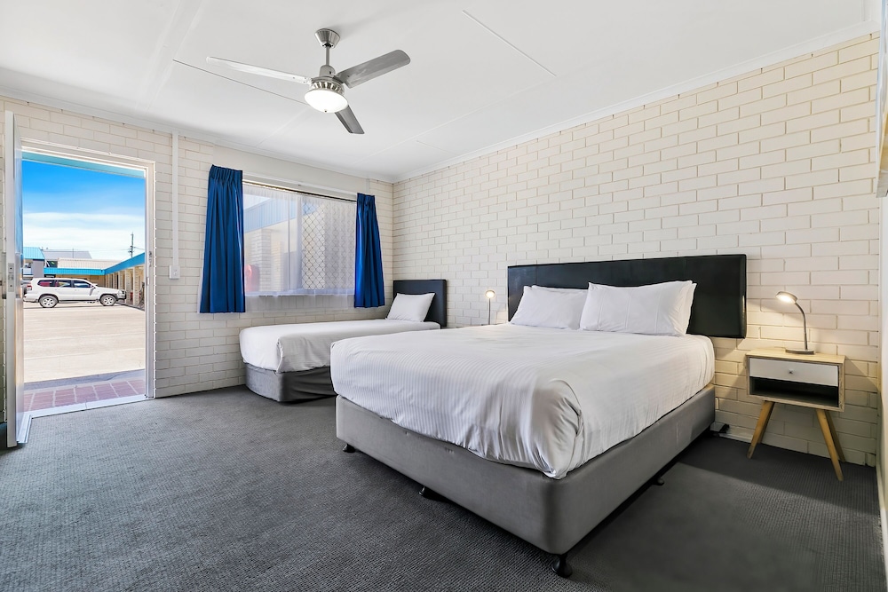 Standard Room, Multiple Beds, Non Smoking (Upgrade) - Photo 3