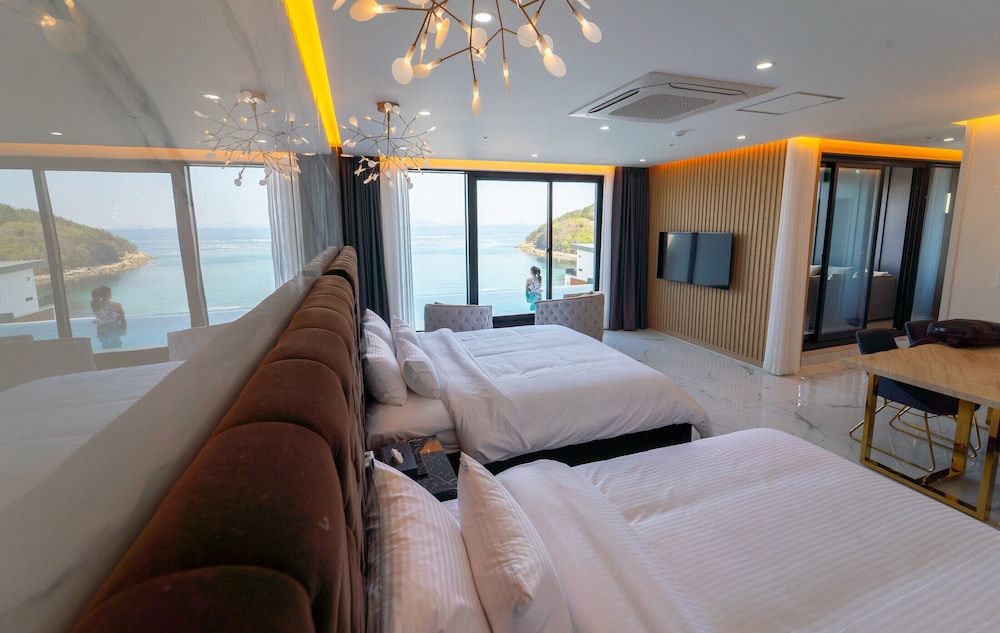 Rooftop Pool Villa B