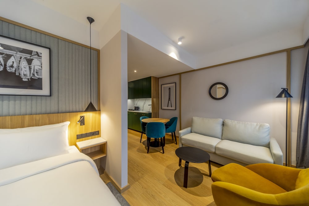 Family Room (Spa Access) - Photo 11
