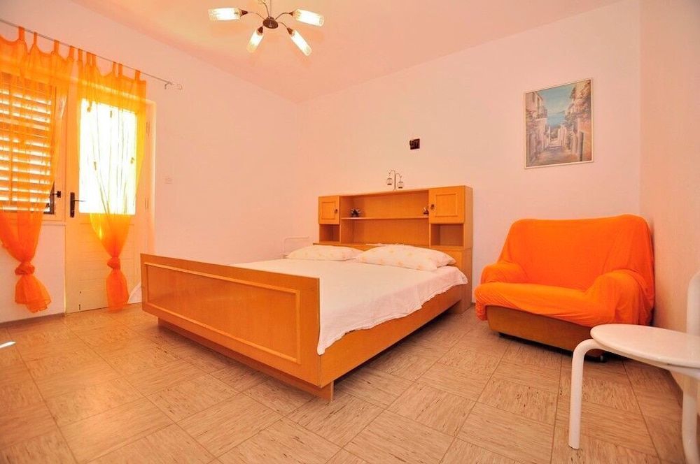 Apartment (A2)