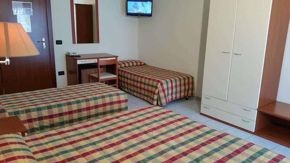 Quadruple Room - Photo 5