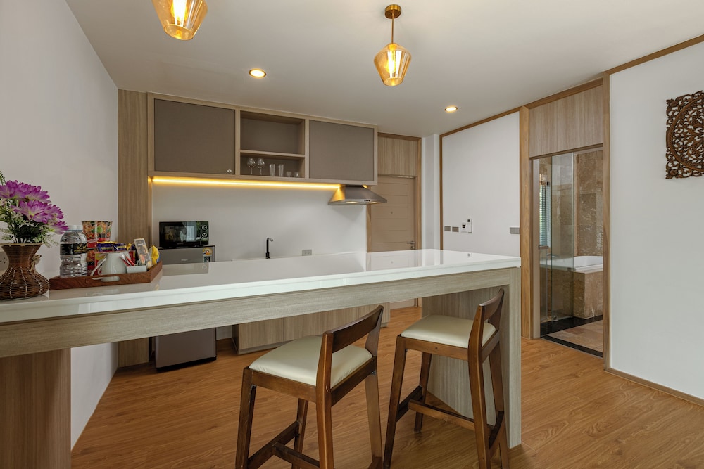 New One Bedroom Penthouse Suite with Rooftop Jacuzzi - Photo 2