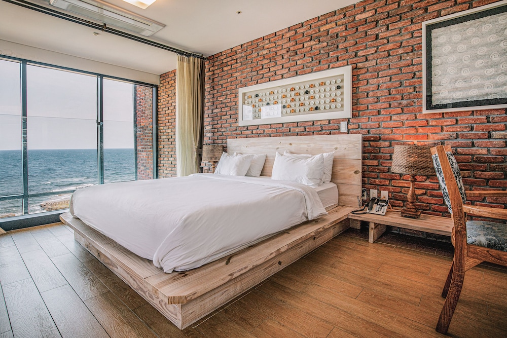 Duplex, 1 King Bed photo 2