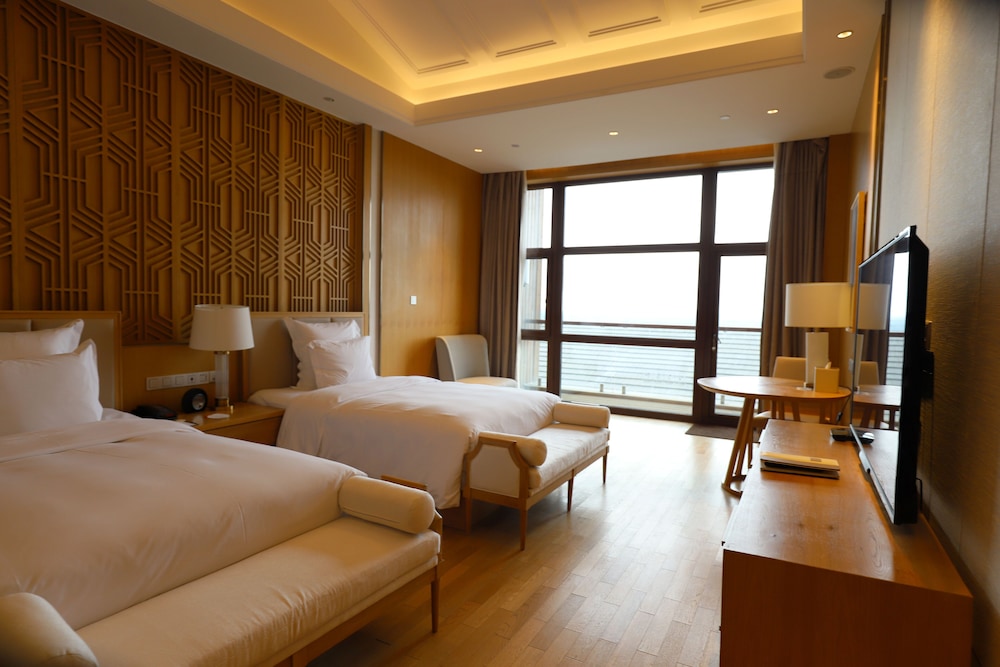 Deluxe Room, 2 Twin Beds, Mountain View
