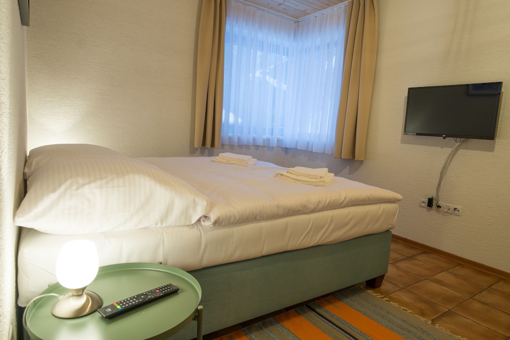 Deluxe Room, 1 Queen Bed, Ground Floor photo 2