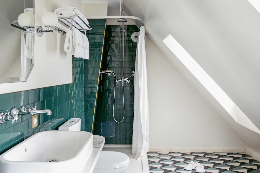 Room (Sous les Toits 2)