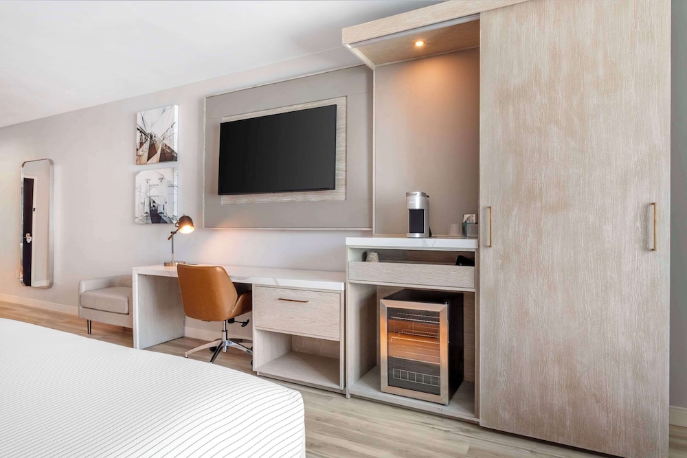 Standard Room, 1 King Bed, Non Smoking - Photo 2