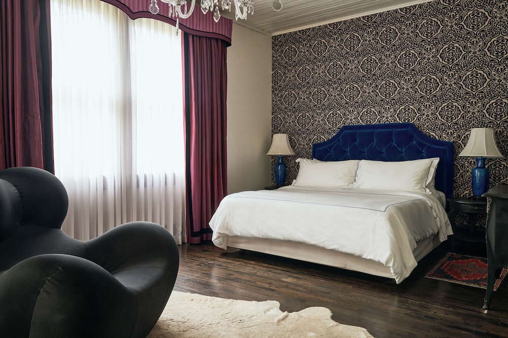 Suite, 1 King Bed (Four)
