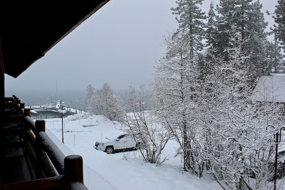 Standard Room, 1 King Bed with Sofa bed, Partial Lake View - Photo 2