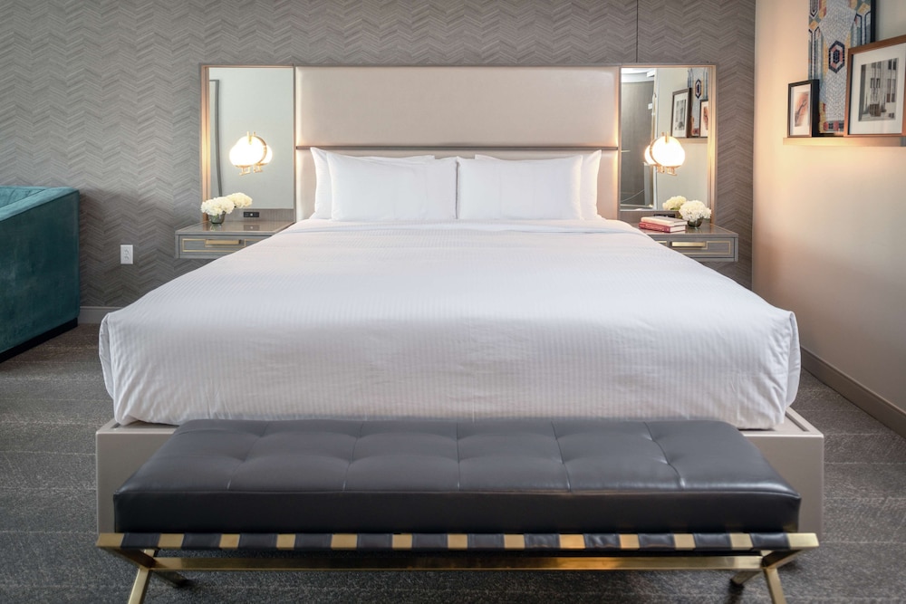 Suite, 1 King Bed, Accessible (Deco) - Photo 1