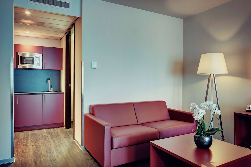 Room (Lounge) - Photo 1