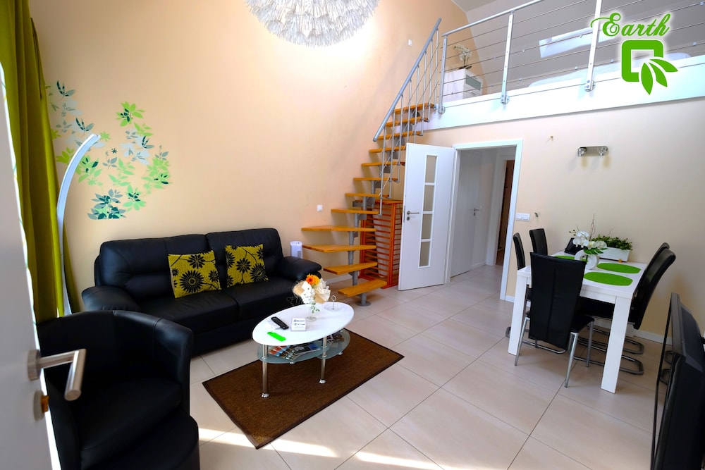 Luxury Apartment, 2 Bedrooms, Hot Tub (Earth Room)