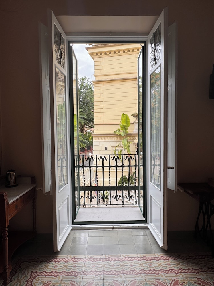Comfort Triple Room, Balcony, City View photo 2
