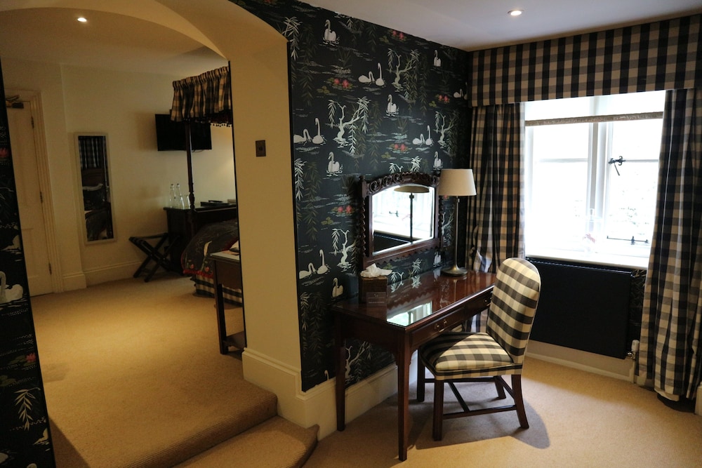 Superior Four Poster Room photo 2
