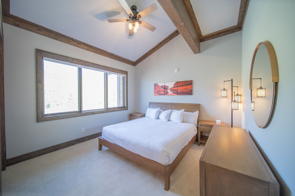 Premier Townhome, 2 Bedrooms, Balcony, Mountain View (Seasons 1892) photo 3