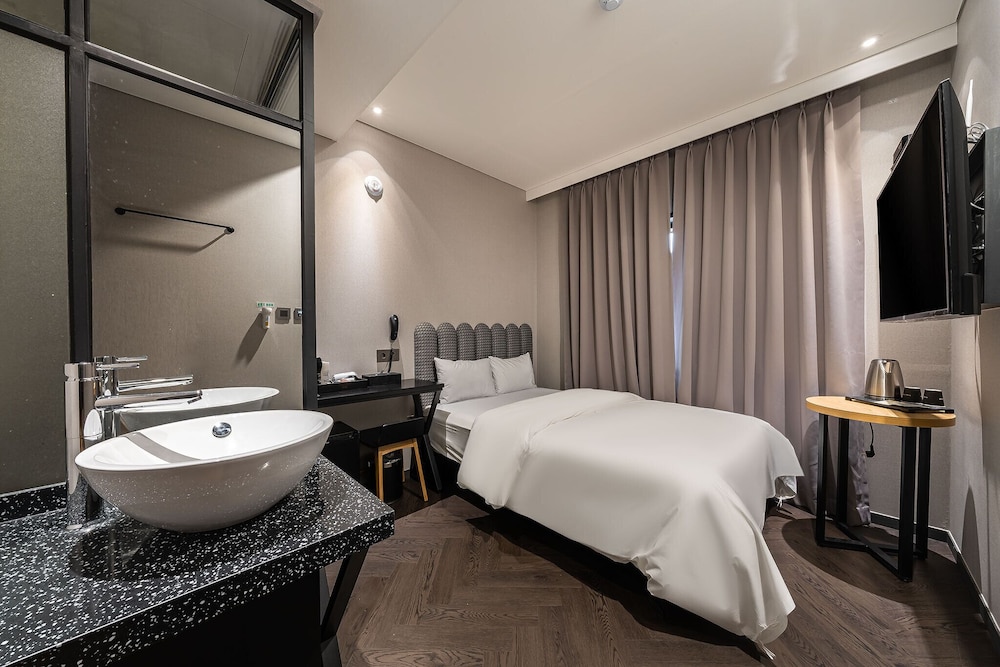 Standard Double Room - Photo 9