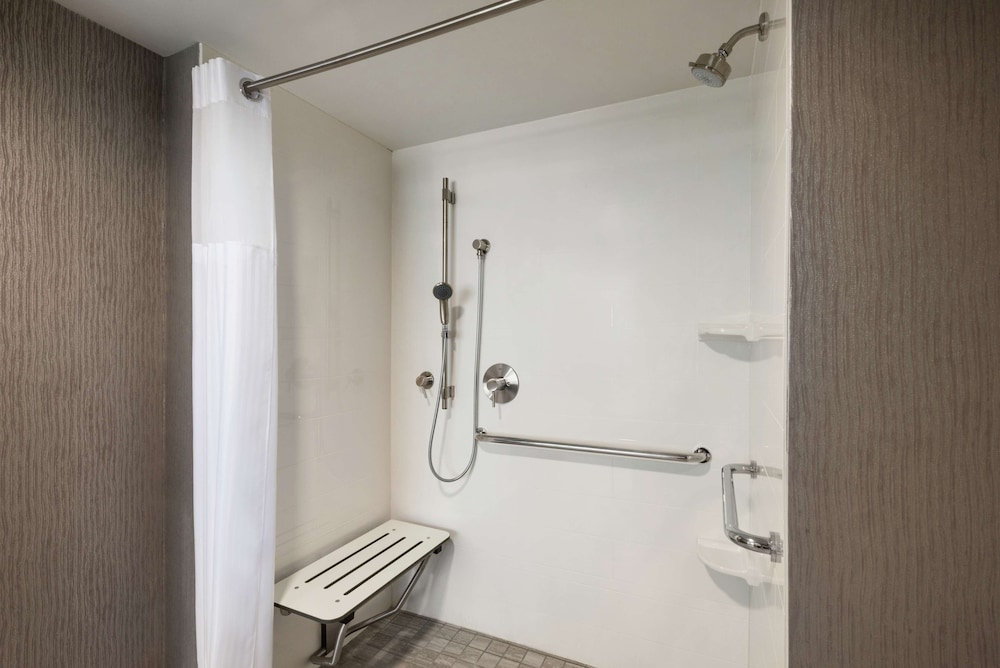 Suite, 2 Queen Beds, Accessible (Mobility & Hearing, Roll-in Shower) - Photo 4