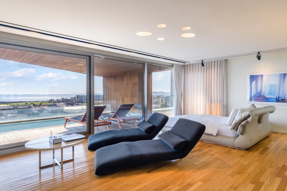 Suite (Bay) (Duplex)