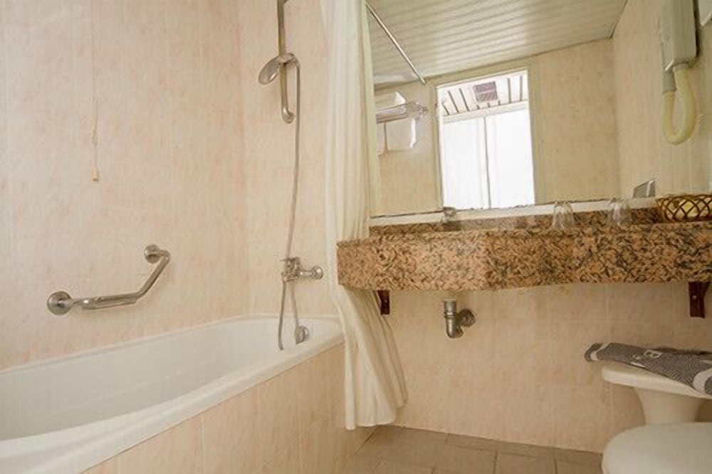 Standard Double or Twin Room, Partial Sea View - Photo 4