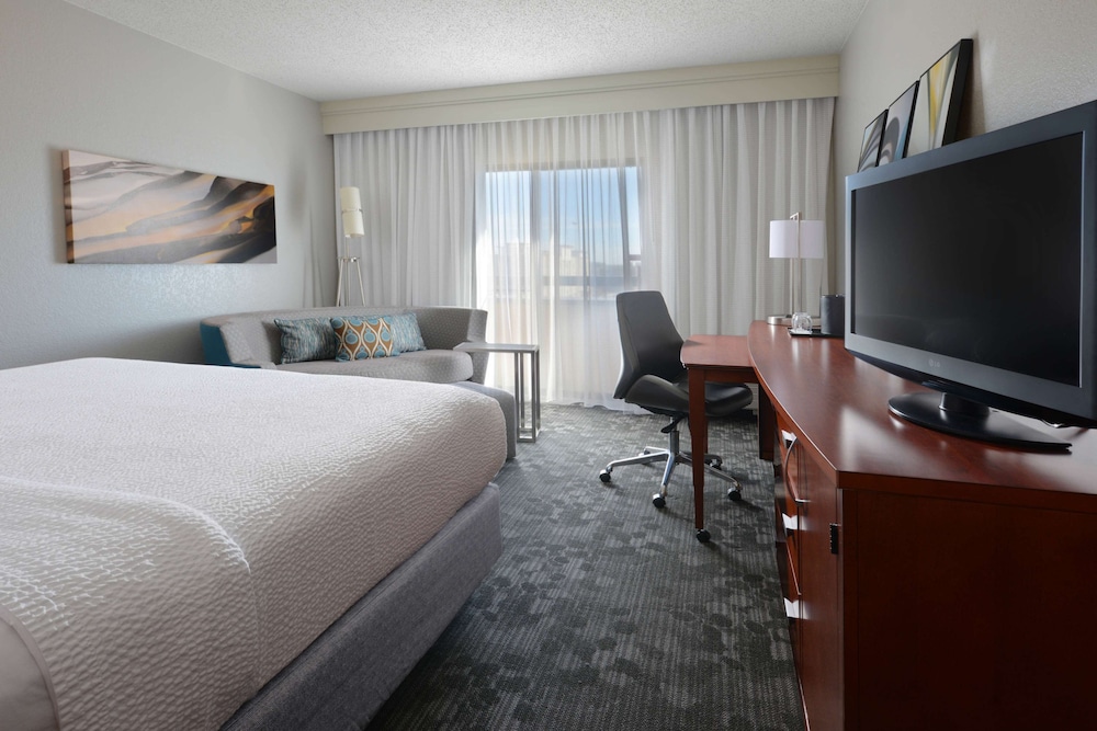 Deluxe Room, 1 King Bed with Sofa bed, Balcony photo 1