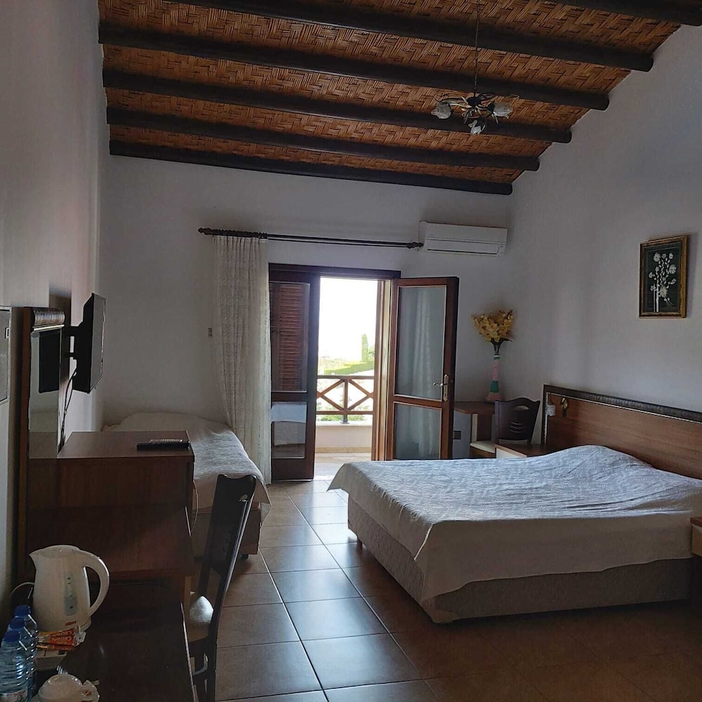 Standard Room, Sea View, Poolside photo 1