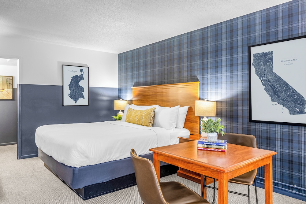 Deluxe Room, 1 King Bed photo 1