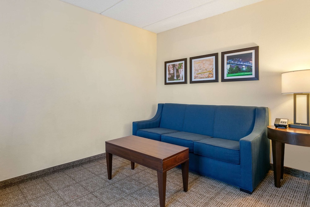 Suite, Multiple Beds, Non Smoking - Photo 7