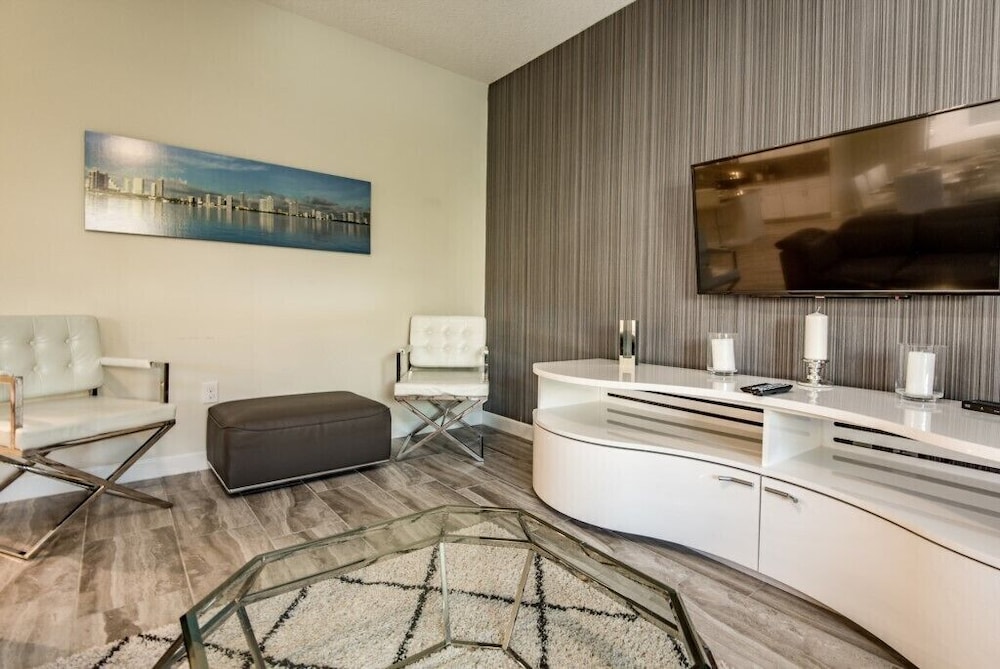 Villa (6 bedroom 5 bathroom in Solterra Reso)