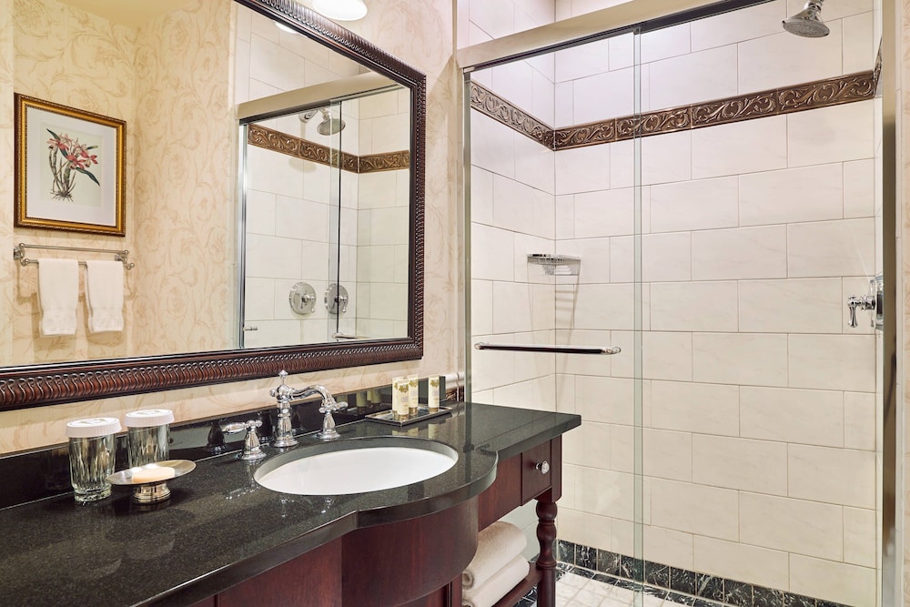 Classic Room, 1 Queen Bed, City View thumbnail 6