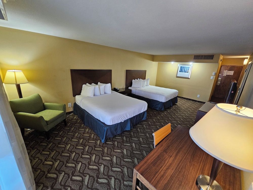 Standard Room, 2 Queen Beds, Non Smoking - Photo 1