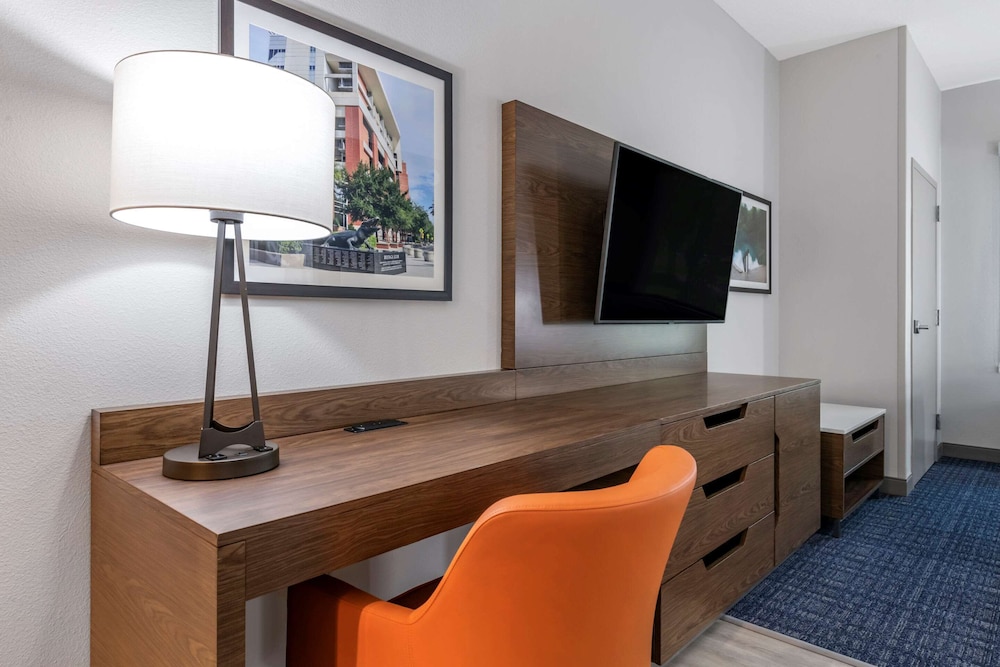 Executive Suite, 1 King Bed, Non Smoking - Photo 9