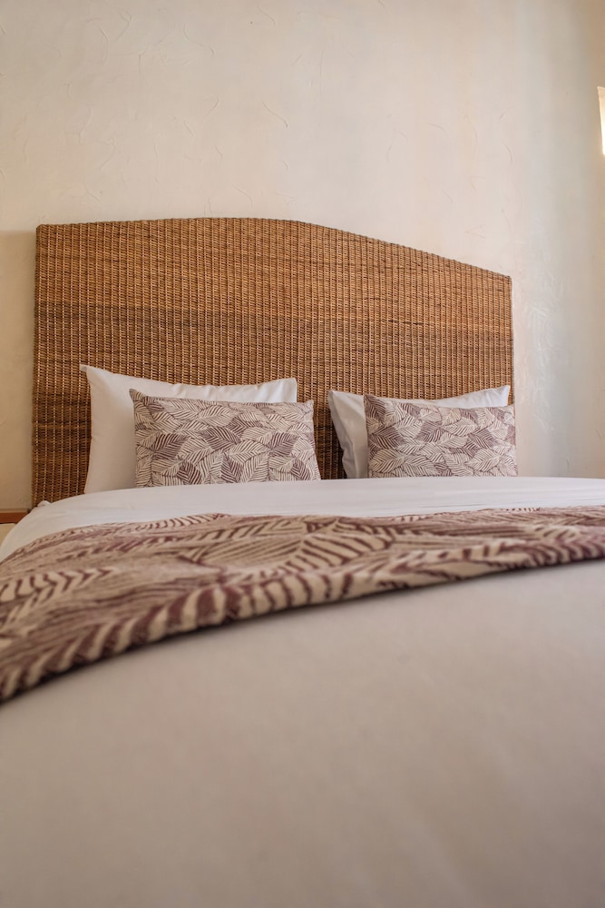 Deluxe Room, 1 Queen Bed photo 1
