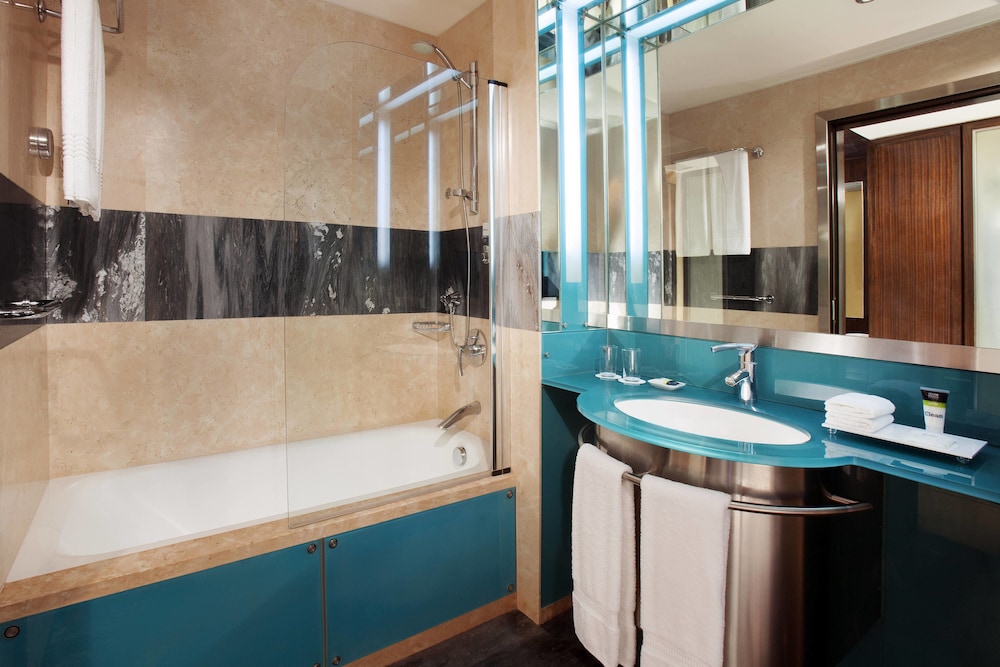 Executive Suite, 1 Bedroom, City View (Corner) - Photo 4