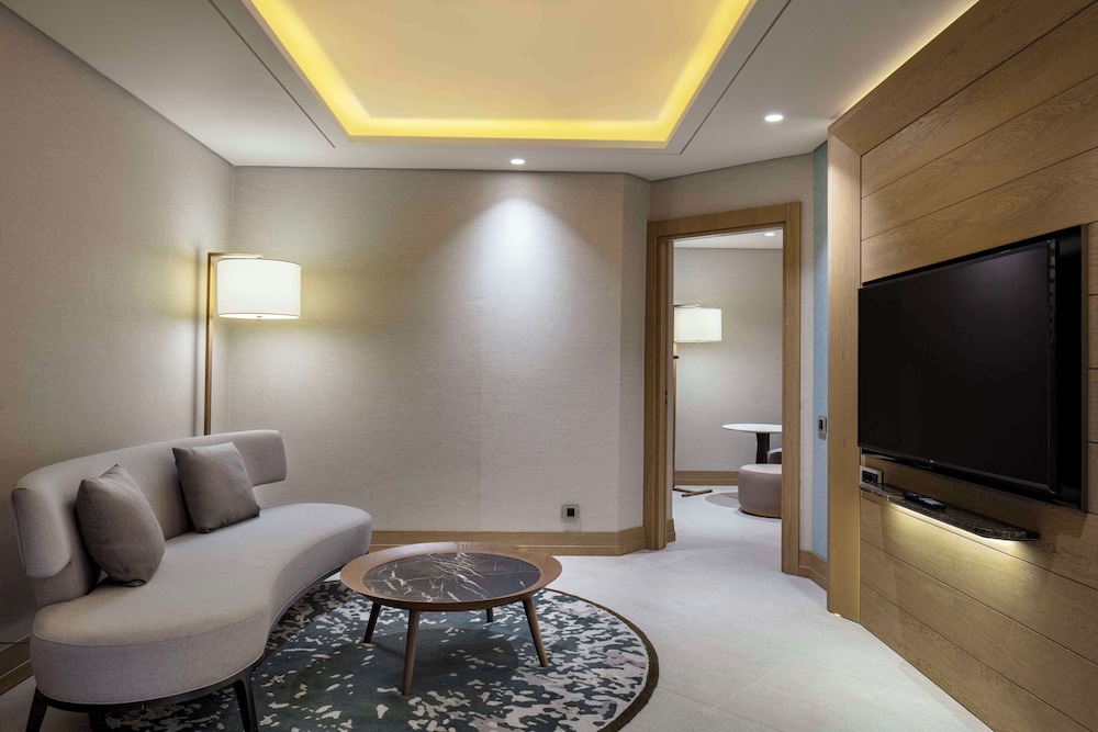 Suite, 1 King Bed, Sea View thumbnail 5