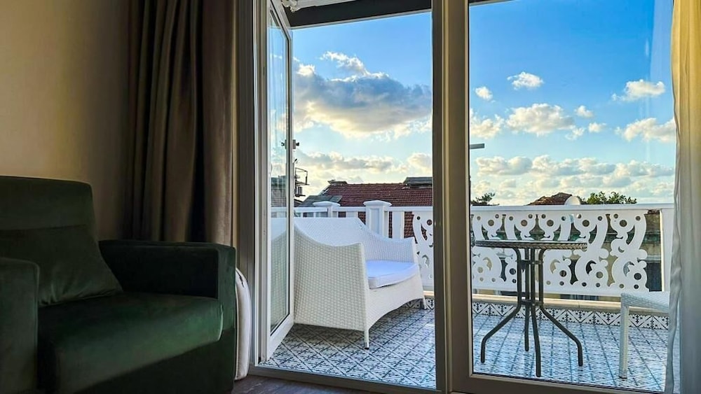 Deluxe Room, 1 Bedroom, Non Smoking, Partial Sea View photo 3
