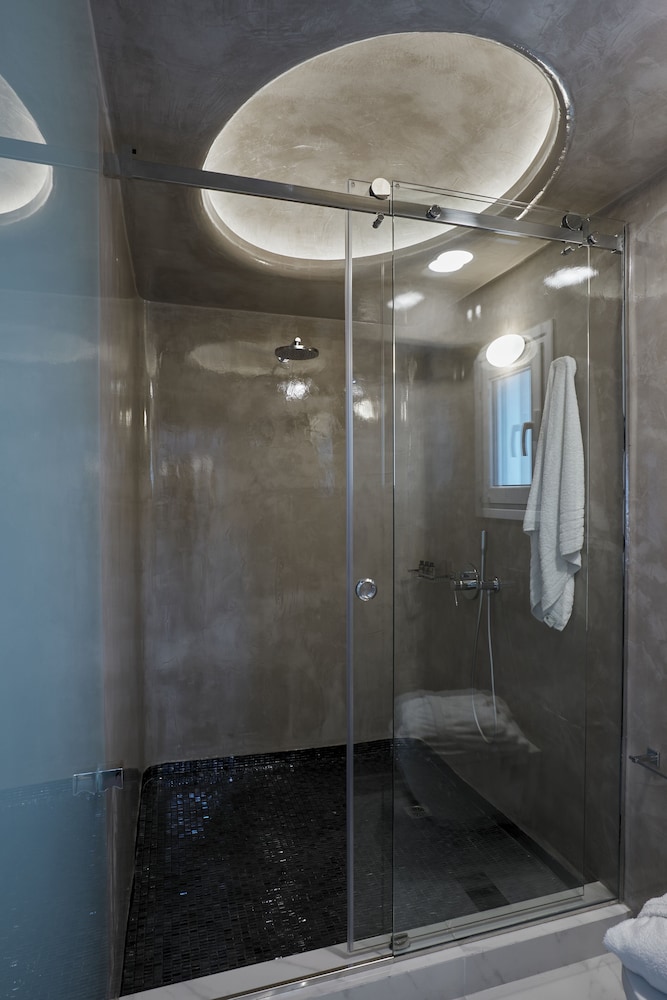 Exclusive Suite, Hot Tub - Photo 13