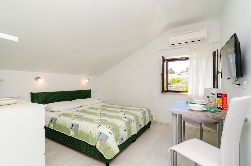 Superior Studio, 1 Queen Bed, Garden View