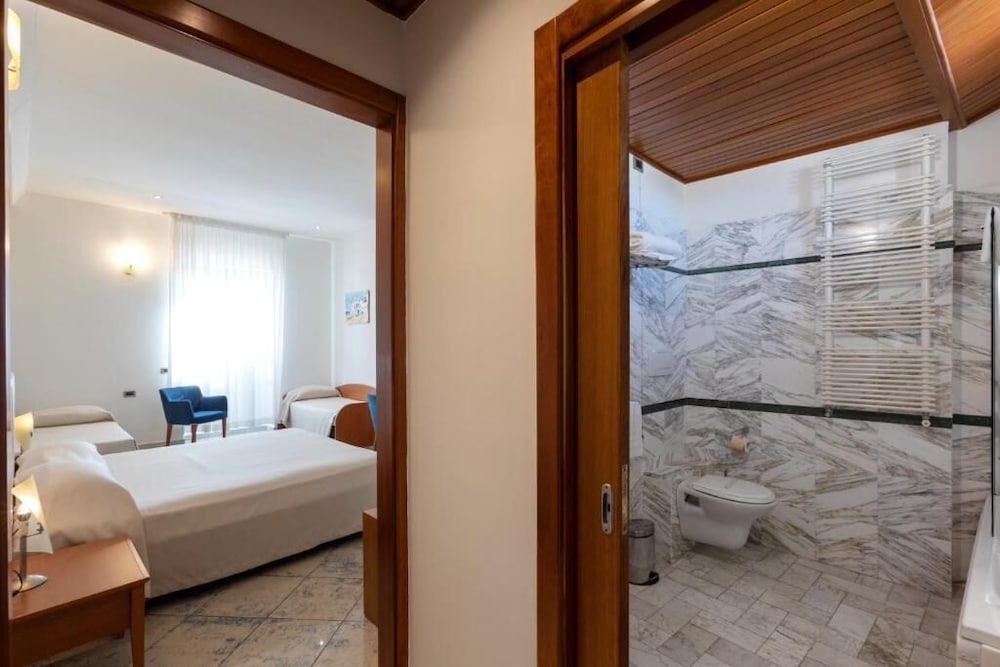 Deluxe Triple Room photo 3