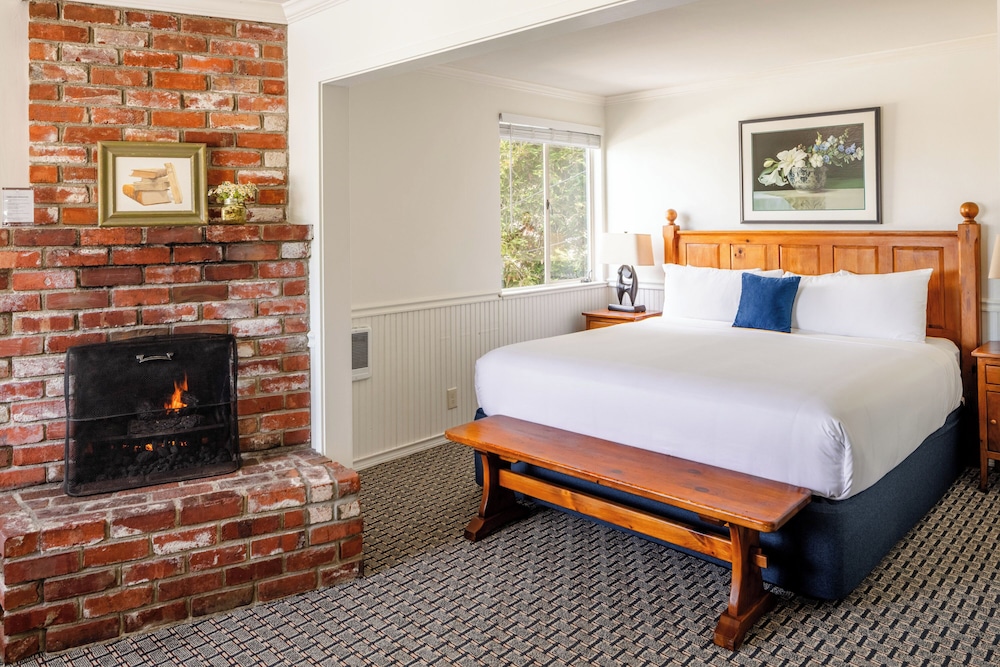 Deluxe Room, 1 King Bed, Fireplace, Garden View photo 1