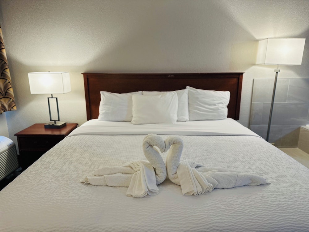 Suite, 1 King Bed, Non Smoking - Photo 2