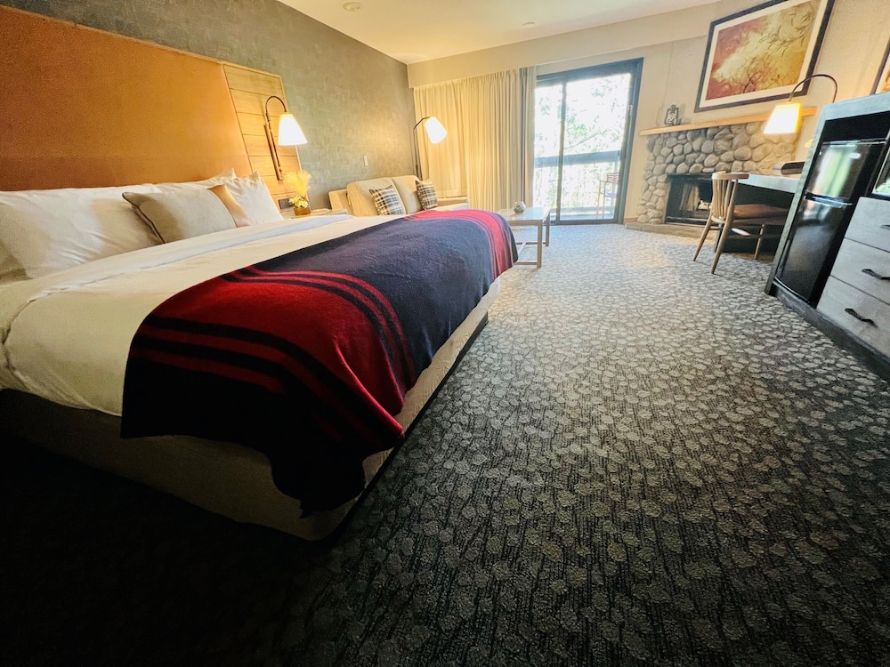 Room, 1 King Bed with Sofa bed, Fireplace, River View - Photo 3