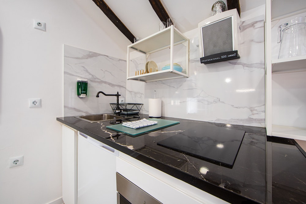 Honeymoon Studio Suite, 1 Queen Bed, Pool Access, Beachside photo 2