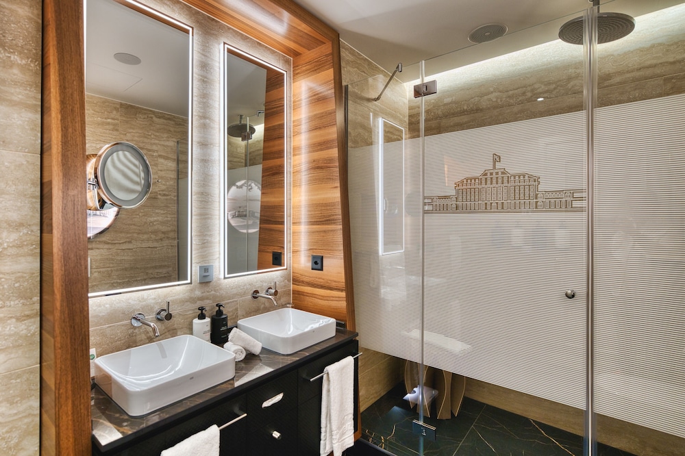 Deluxe Triple Room, City View - Photo 3