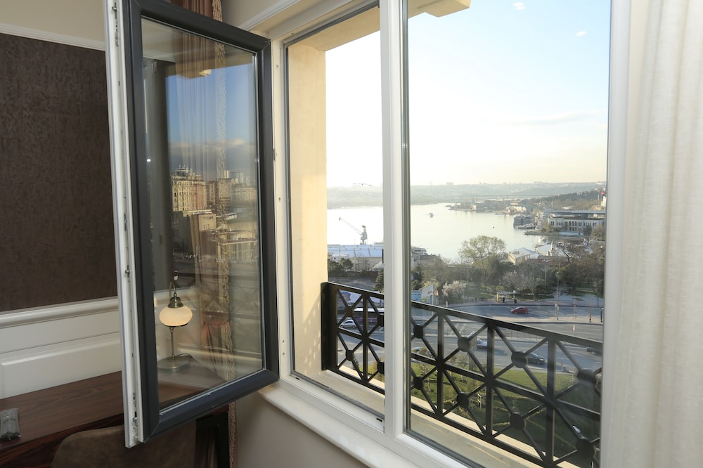 Junior Suite, 1 Double Bed, Partial Sea View (Deluxe) photo 3