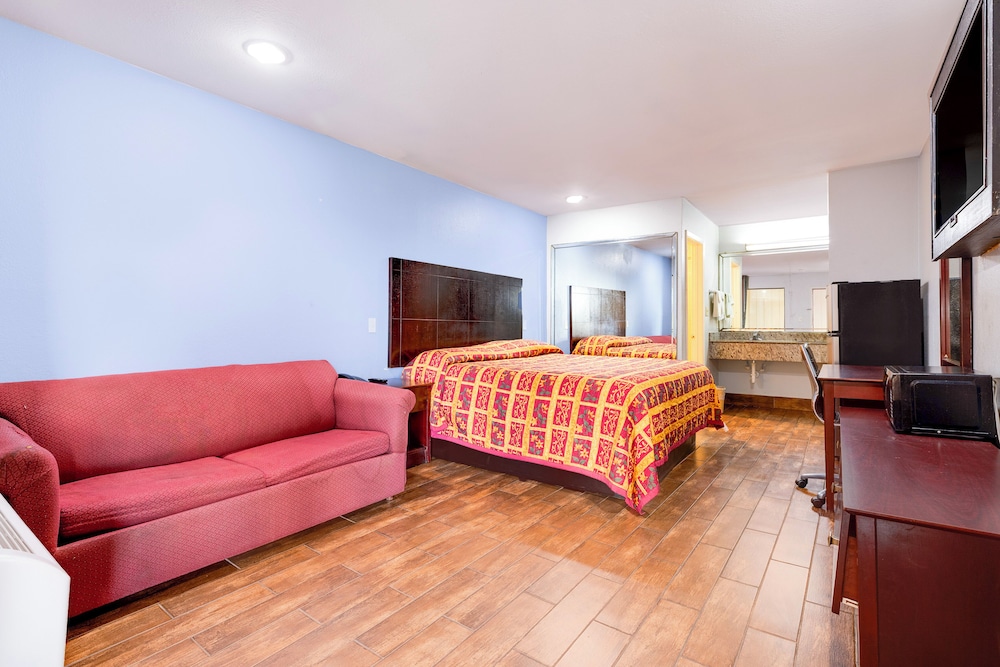 Room, 1 King Bed, Smoking - Photo 4