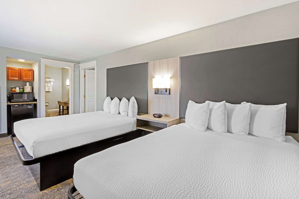 Standard Room, Multiple Beds, Non Smoking, Refrigerator & Microwave (Sofabed) photo 3