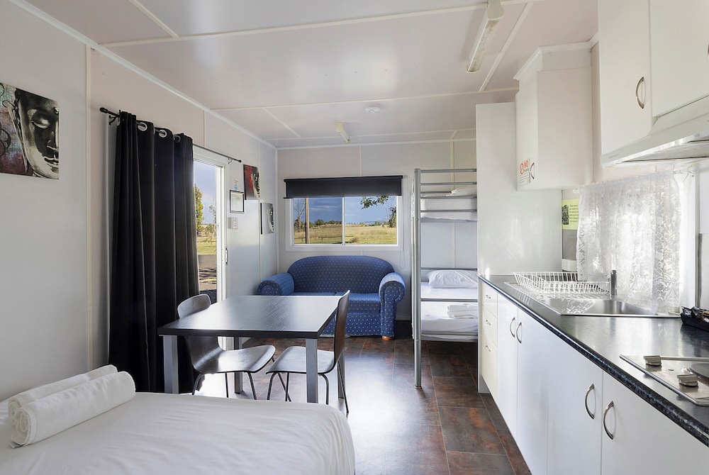 Economy Cabin - Sleeps 4 (with ensuite) photo 2