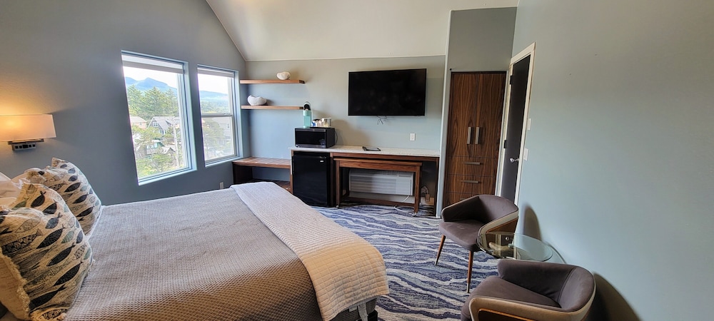Luxury King Room, Jetted Tub, Mountain View - Not Pet Friendly photo 2