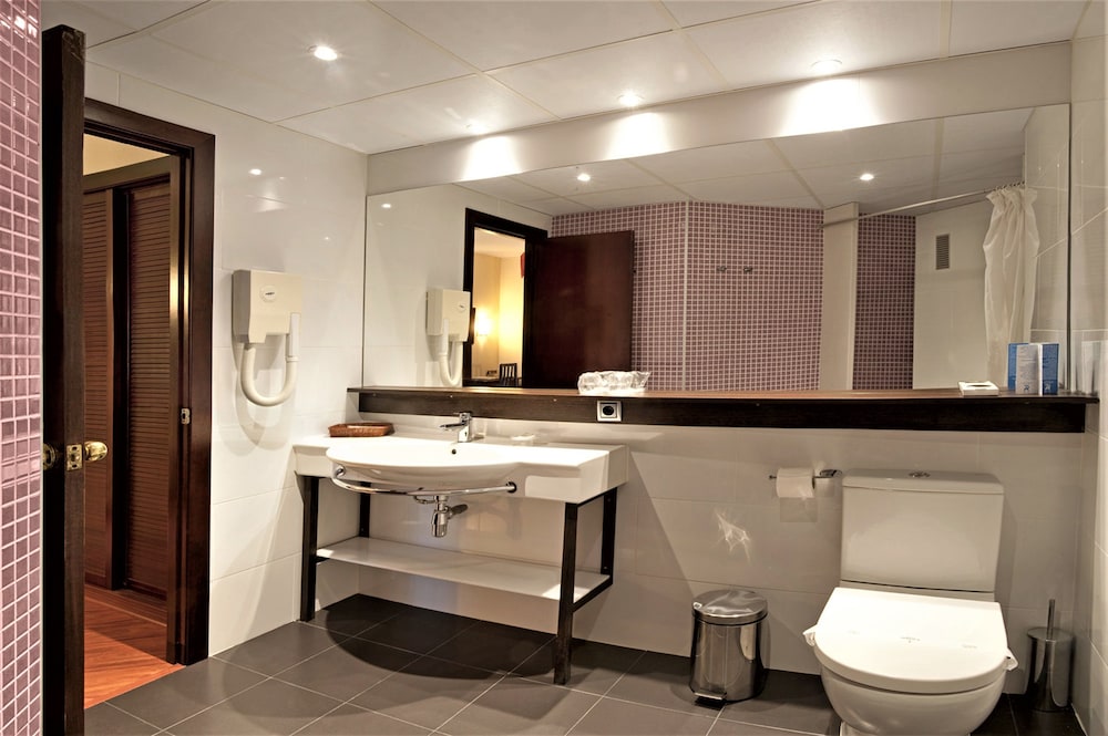 Standard Double Room - Photo 9