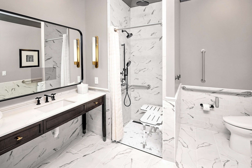 ADA, 1 Bedroom King Suite Plus (Hearing, 3x3 Shower) thumbnail 5